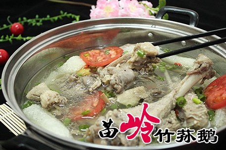 【舜泰火鍋】苗嶺竹蓀鵝本店所用大鵝均為笨鵝，湯鮮味美，其肉肥而不膩，香氣撲鼻。